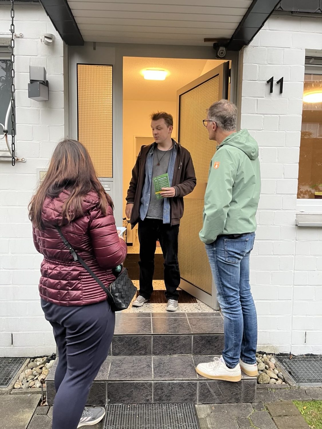 Yazgülü Zeybek und Tilman Fuchs im Austausch mit einem Anwohner