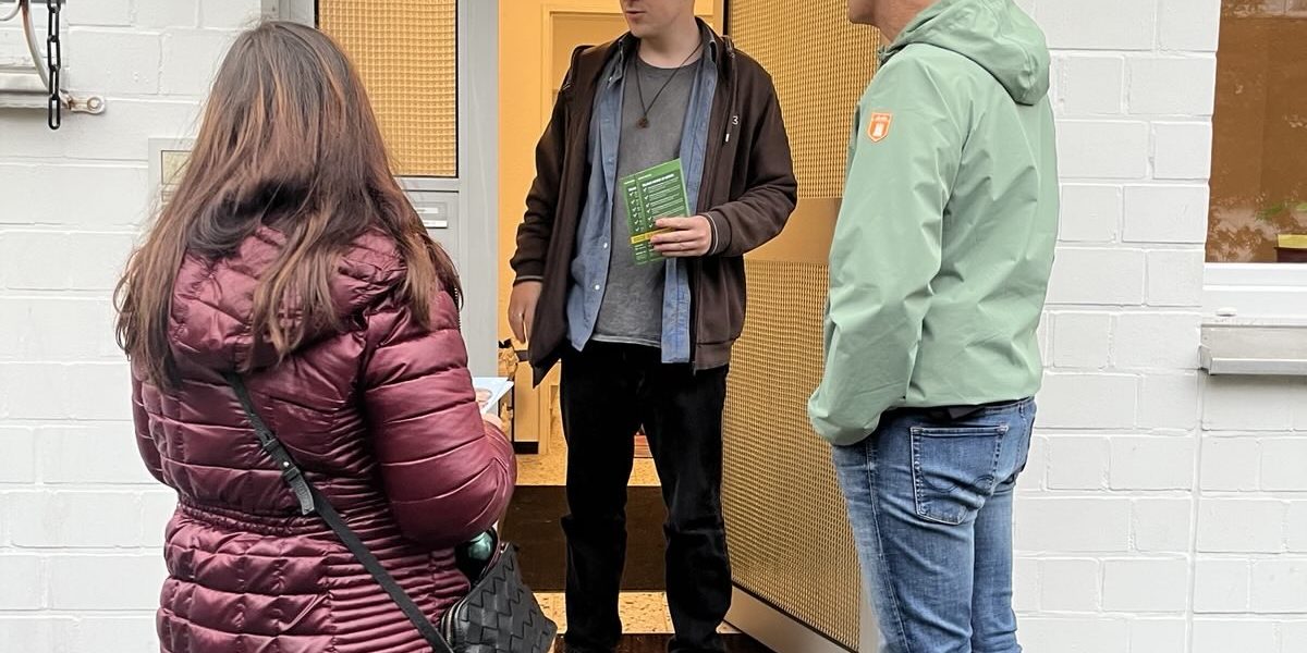 Yazgülü Zeybek und Tilman Fuchs im Austausch mit einem Anwohner