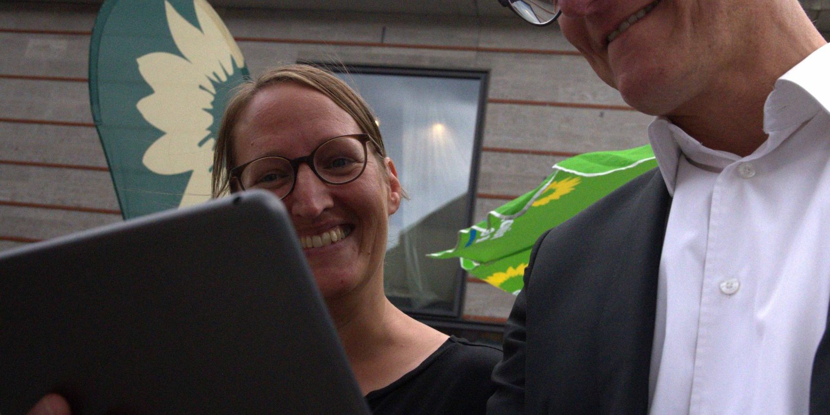 DSC_0811 Birgit Wolters und Tilman Fuchs schauen sich den Chatbot auf einem Tablet an