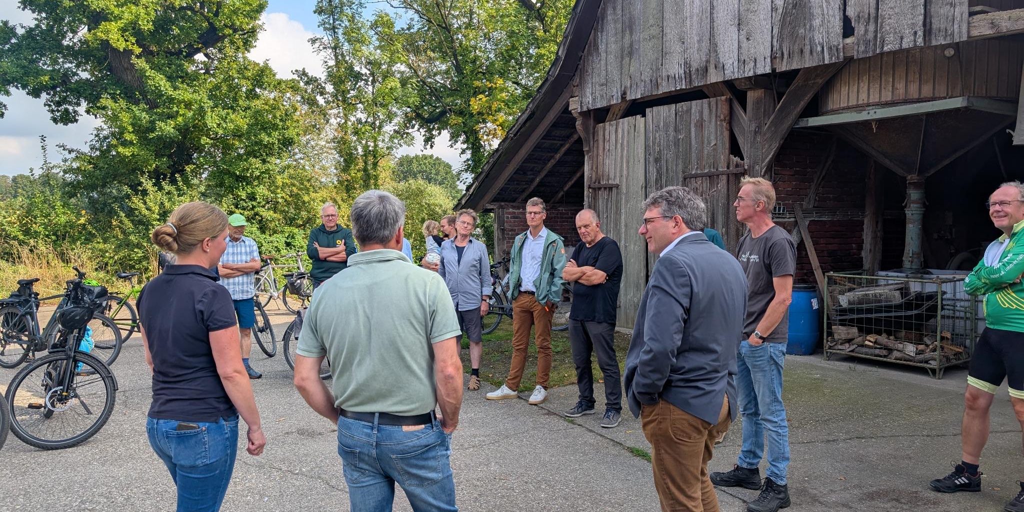 Fahrradtour Havixbeck Eine Gruppe von Menschen steht auf einem Bauernhof zusammen und redet