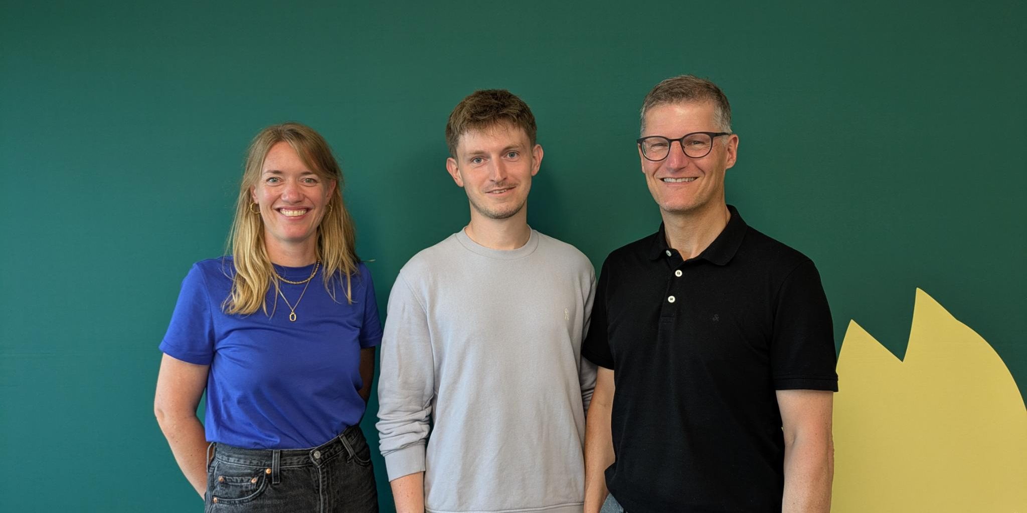 Katharina Könning, Leon Herbstmann und Tilman Fuchs vor einer Grünen Pressewand
