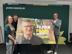 Sonja Völker, Jörg Rostek und Tilman Fuchs mit einem Plakat