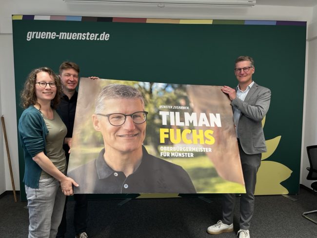 Sonja Völker, Jörg Rostek und Tilman Fuchs mit einem Plakat