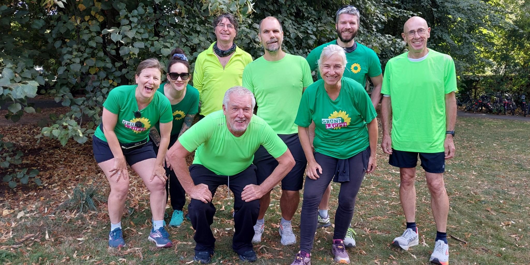 Verschiedene Läufer*innen der Grünen Marathonstaffeln posieren für ein Gruppenfoto