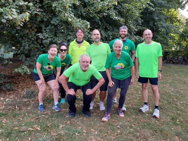 Verschiedene Läufer*innen der Grünen Marathonstaffeln posieren für ein Gruppenfoto
