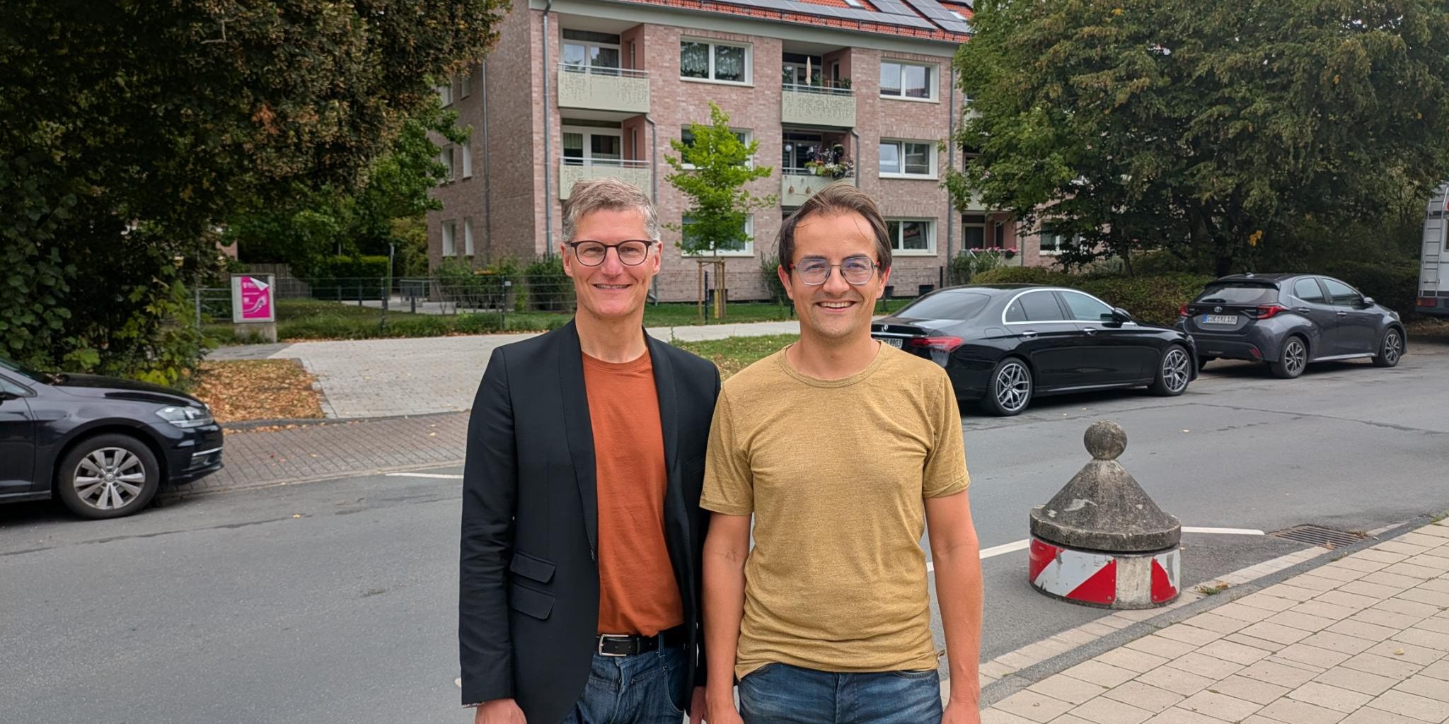 Tilman Fuchs und Robin Korte vor den neuen Photovoltaik-Anlagen auf den Dächern von Wohn+Stadtbau Gebäuden in der Aaseestadt