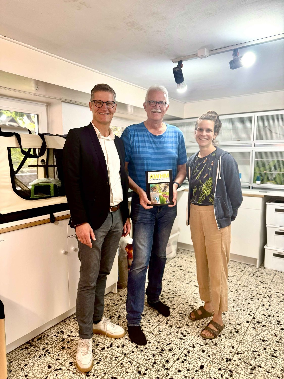 OB-Kandidat Tilman Fuchs, Thomas Voß (Wildtierhilfe), Ratsmitglied Leandra Praetzel in den Räumen der Wildtierhilfe