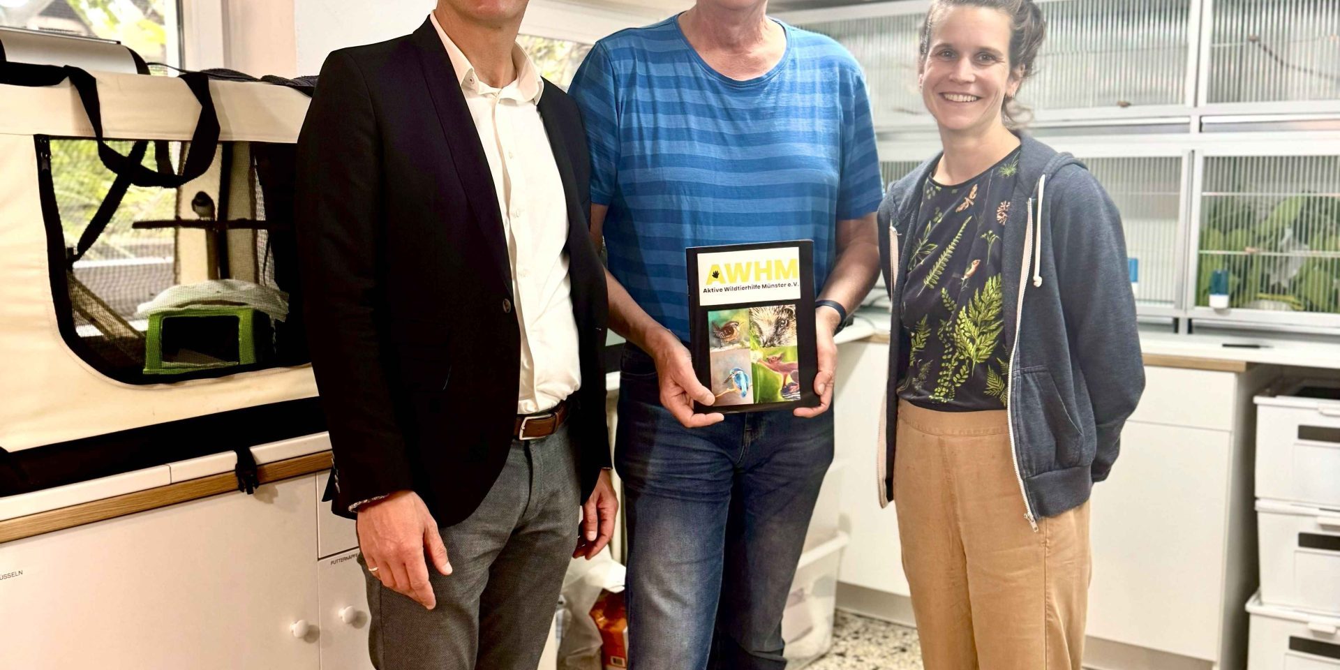 OB-Kandidat Tilman Fuchs, Thomas Voß (Wildtierhilfe), Ratsmitglied Leandra Praetzel in den Räumen der Wildtierhilfe